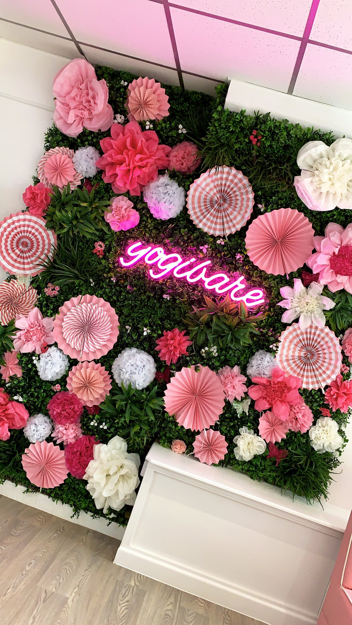 Artificial green wall panel with mixed foliage palm heads and white flowers 100x100 cm