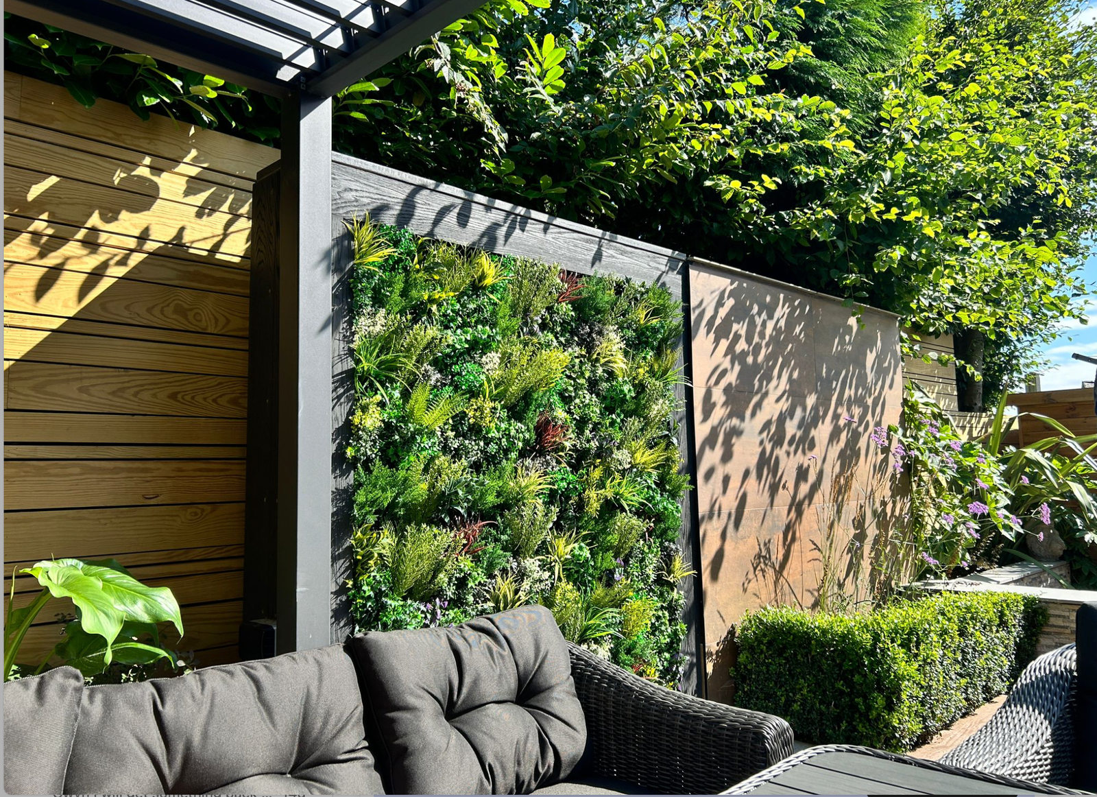 Real vs Artificial Green Walls: Which Is Best for Your Space? - greenplantwalls.co.uk